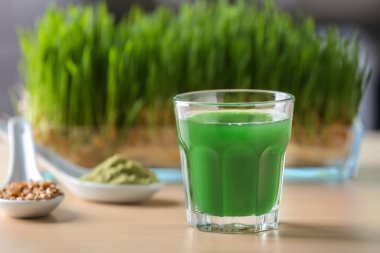 Bardak taze buğday çimen suyu masada