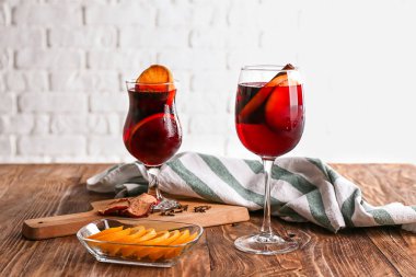 Ahşap masa lezzetli mulled şarap gözlük