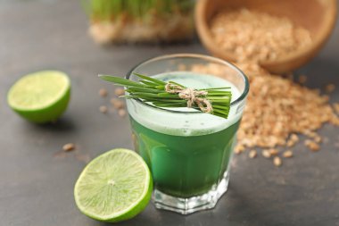 Bardak buğday çimen suyu gri masada