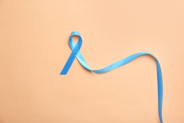 Blue ribbon renk arka plan üzerinde. Kanser kavramı