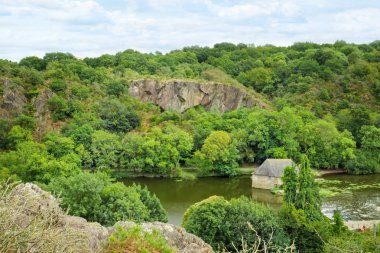 Kayalar ve ormandaki nehir güzel manzara