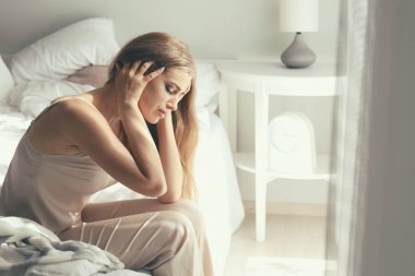 Yalnız kadın evde depresyon