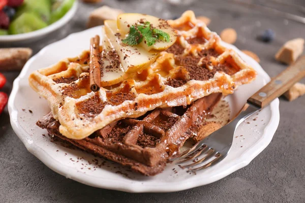 Leckere Waffeln Mit Birnenscheiben Und Honig Auf Dem Teller — Stockfoto