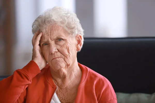 うつ状態の高齢の女性自宅 — ストック写真