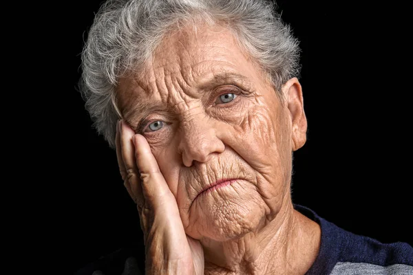 暗い背景にうつ状態の高齢者女性 — ストック写真