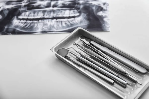 Tray Dentist Tools Light Table — Stock Photo, Image