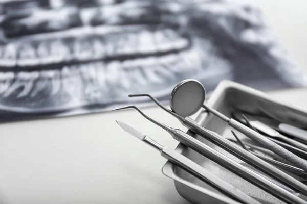 Tray Dentist Tools Light Table — Stock Photo, Image