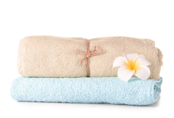 Yumuşak havlu temiz ve beyaz arka plan üzerinde çiçek
