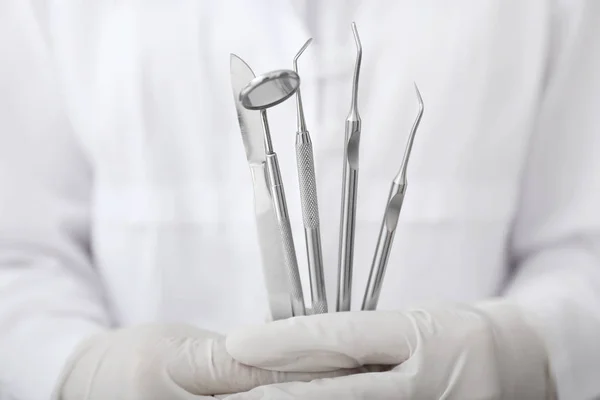 Dentist Holding Stainless Instruments Closeup — Stock Photo, Image