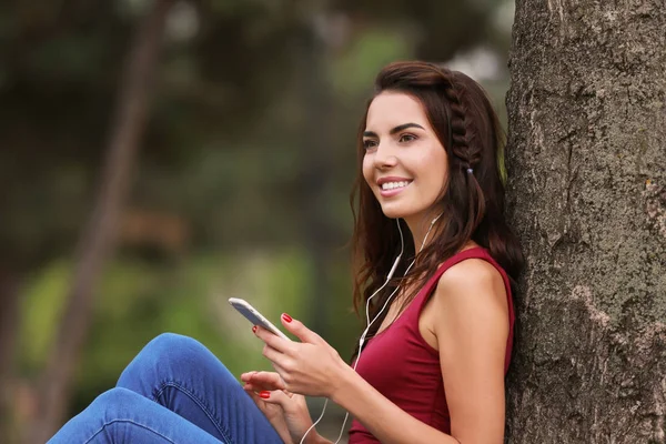 Beautiful Young Woman Listening Music Tree Park — Stock Photo, Image