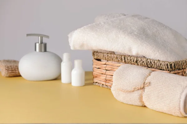 Clean Soft Towels Cosmetics Color Table — Stock Photo, Image