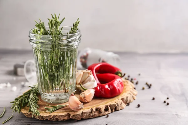 Ahşap tahta üzerinde taze biberiye ile jar