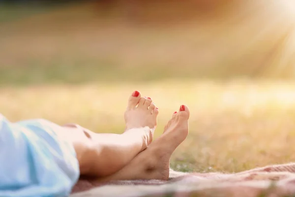 Ноги Молодой Женщины Отдыхают Клетке Парке — стоковое фото