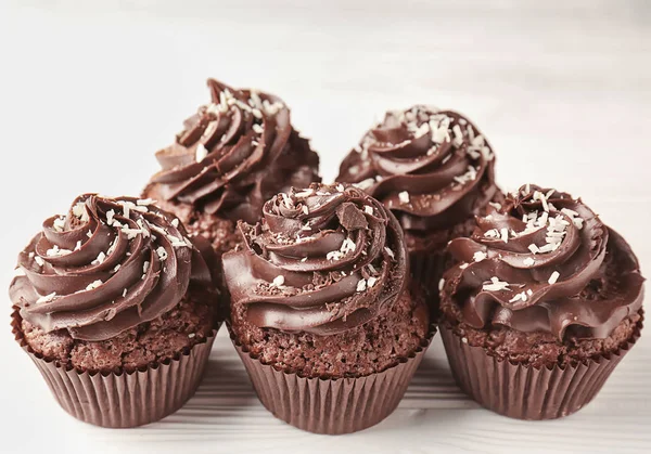 Leckere Schokoladen Cupcakes Auf Weißem Holztisch — Stockfoto