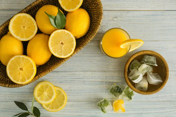 Cesta Mimbre Con Limones Maduros Vaso Jugo Fresco Sobre Mesa —  Fotos de Stock