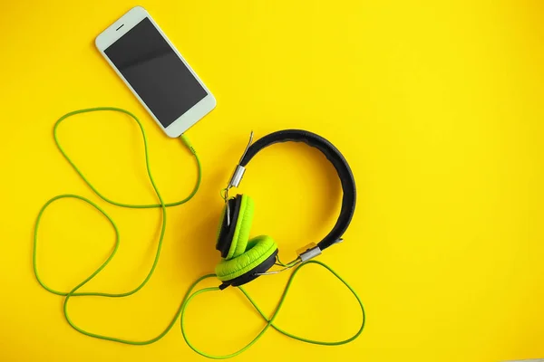 Auriculares Con Teléfono Móvil Sobre Fondo Color — Foto de Stock