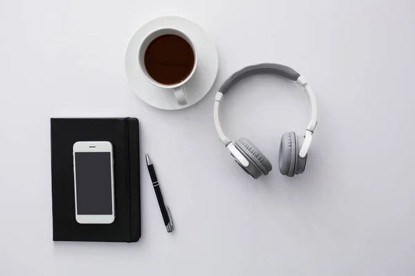 Kopfhörer Mit Handy Und Tasse Kaffee Auf Weißem Tisch — Stockfoto