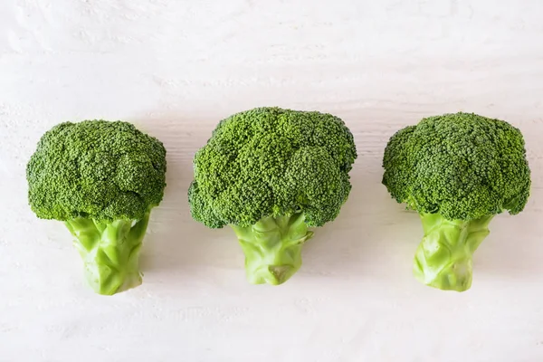 Färsk Broccoli Vit Trä Bakgrund — Stockfoto