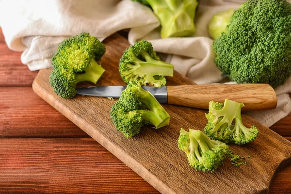 Broccoli Proaspăt Cuțit Placă Lemn — Fotografie, imagine de stoc