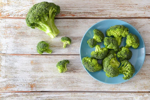 Tallrik Med Färsk Broccoli Träbord — Stockfoto