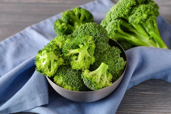 Ahşap Masa Üzerinde Taze Brokoli Ile Kase — Stok fotoğraf