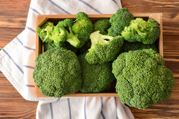 Kadar Dengan Brokoli Segar Atas Meja Kayu — Stok Foto