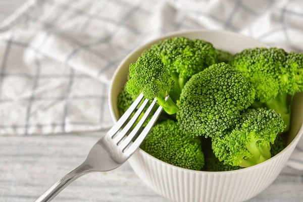Bowl Dengan Brokoli Segar Atas Meja Putih — Stok Foto