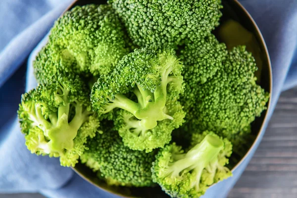 Bowl Dengan Brokoli Segar Atas Meja Closeup — Stok Foto
