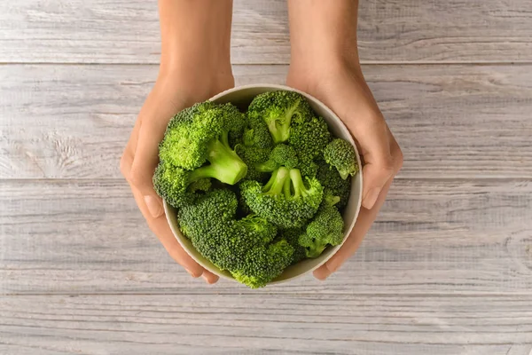 Kvinna Anläggning Skål Med Färsk Broccoli Trä Bakgrund — Stockfoto