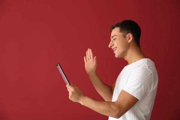Online Dating Renkli Arka Plan Üzerinde Olan Tablet Bilgisayar Ile — Stok fotoğraf