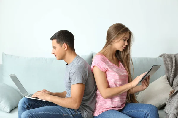Evde Kanepede Otururken Dizüstü Tablet Bilgisayar Ile Genç Çift — Stok fotoğraf