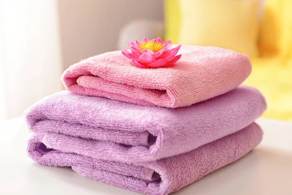 Stos Czyste Ręczniki Stole — Zdjęcie stockowe