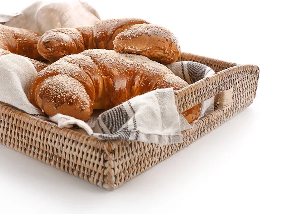 Hasır tepsi lezzetli taze hilal ile beyaz arka plan üzerinde rulo