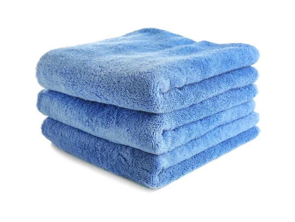 Beyaz arka plan üzerinde temiz yumuşak havlu yığını