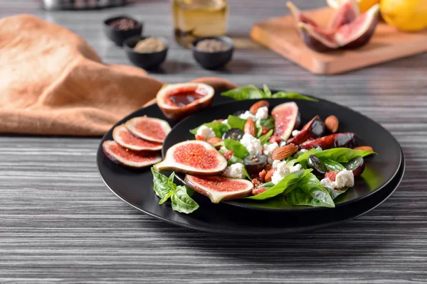 Platos Con Deliciosa Ensalada Higo Mesa Madera — Foto de Stock