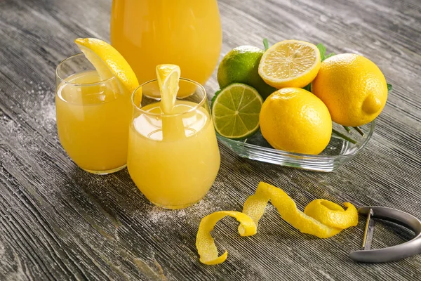 Verres Jus Citron Frais Sur Table Bois — Photo