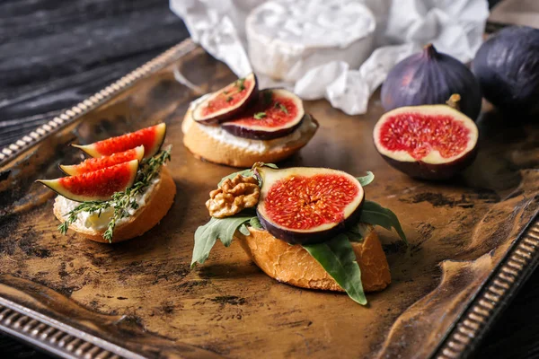 Metal tepsi üzerinde olgunlaşmış incir ile lezzetli sandviçler