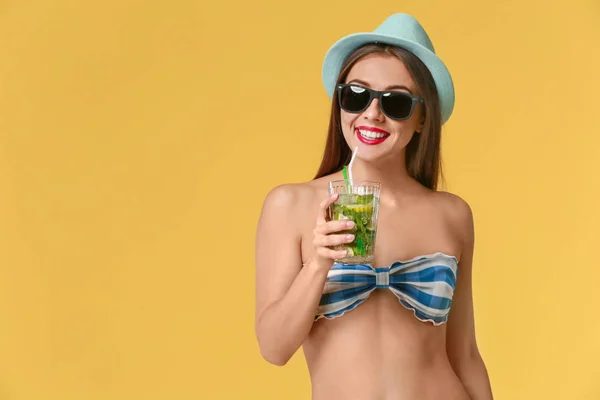 Beautiful Woman Swimming Suit Tasty Summer Cocktail Color Background — Stock Photo, Image