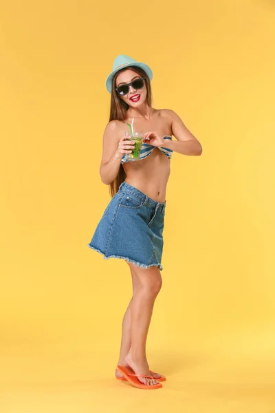 Hermosa Mujer Ropa Playa Con Sabroso Cóctel Verano Sobre Fondo — Foto de Stock