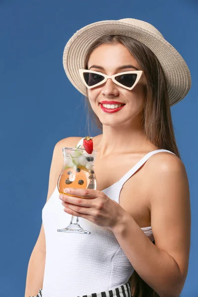Beautiful Woman Tasty Summer Cocktail Color Background — Stock Photo, Image