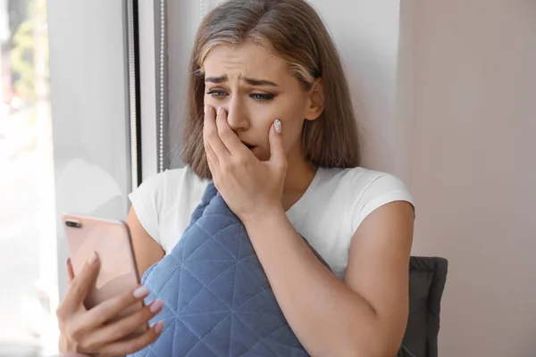 Femme Seule Inquiète Avec Téléphone Portable Maison — Photo