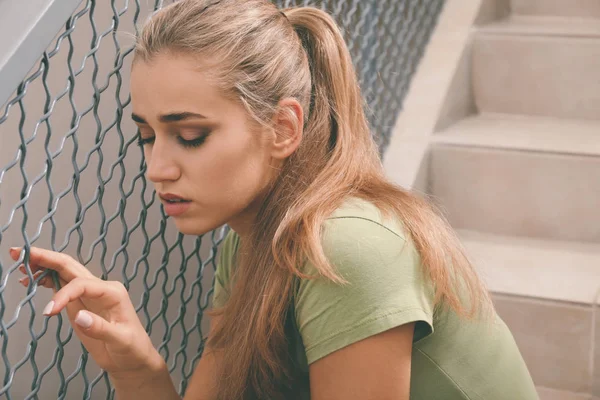 Femme Seule Déprimée Assise Dans Les Escaliers Intérieur — Photo