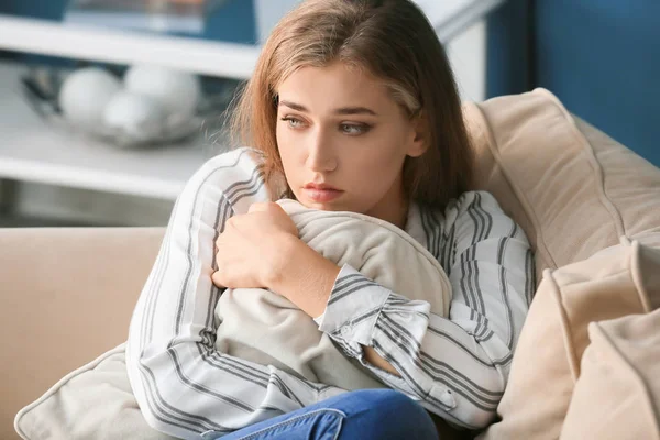 Yalnız kadın evde depresyon