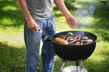 Pişirme sosis ve sebzeler Barbekü ızgara açık havada dostum