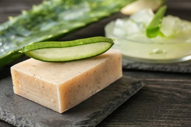 Aloe vera kayrak plaka üzerinde olan sabun çubuk