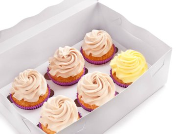 Beyaz zemin üzerine karton kutu içinde lezzetli kek