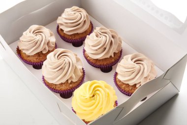 Karton kutu içinde lezzetli kek