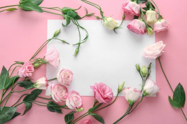 Renk arkaplanında güzel çiçekler ve boş kart