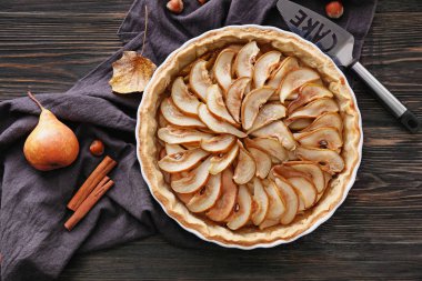 Lezzetli armut kek üzerine ahşap masa