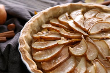 Ahşap masa, closeup pastaya lezzetli armut